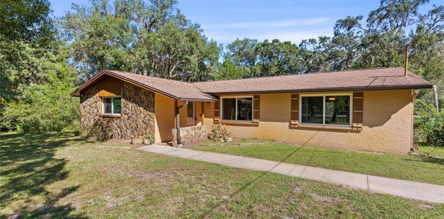 House in Hudson, Florida 3 bedrooms, 193.14 sq.m. № 2430328