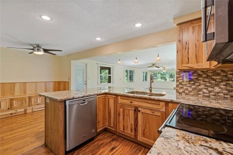 House in Hudson, Florida 3 bedrooms, 193.14 sq.m. № 2430328 - photo 6