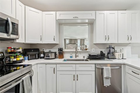 House in Tampa, Florida 4 bedrooms, 212.28 sq.m. № 2108740 - photo 21