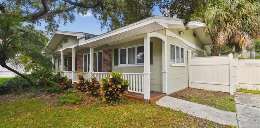 House in Tampa, Florida 4 bedrooms, 212.28 sq.m. № 2108740