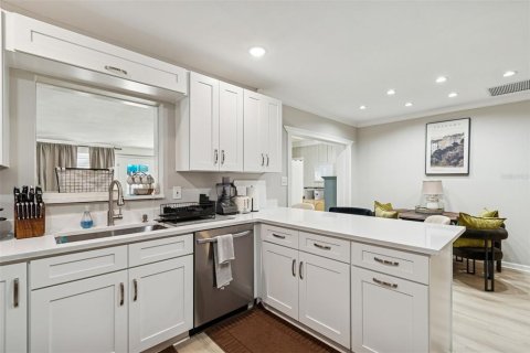 House in Tampa, Florida 4 bedrooms, 212.28 sq.m. № 2108740 - photo 23