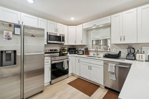 House in Tampa, Florida 4 bedrooms, 212.28 sq.m. № 2108740 - photo 20