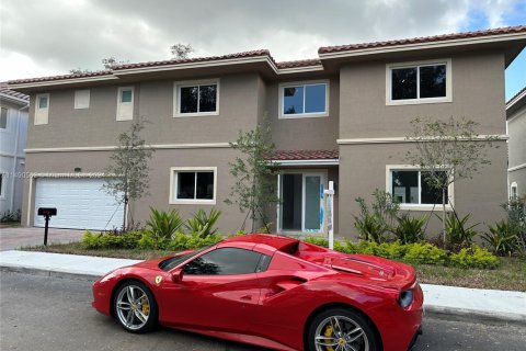 House in Dania Beach, Florida 5 bedrooms № 2041144