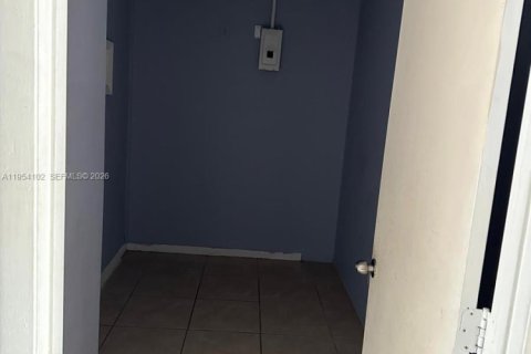 Commercial property in Kissimmee, Florida № 2153310 - photo 4
