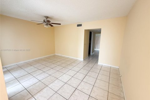 Condo in West Palm Beach, Florida, 2 bedrooms № 1821668 - photo 4