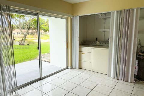 Condo in West Palm Beach, Florida, 2 bedrooms № 1821668 - photo 7