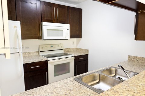 Condo in West Palm Beach, Florida, 2 bedrooms № 1821668 - photo 8