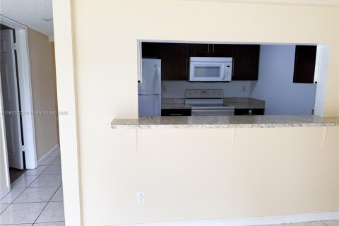 Condo in West Palm Beach, Florida, 2 bedrooms № 1821668 - photo 9