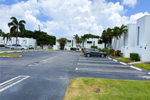 Condo in West Palm Beach, Florida, 2 bedrooms № 1821668 - photo 28