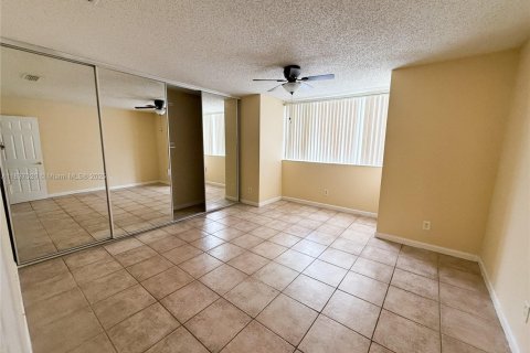 Condo in West Palm Beach, Florida, 2 bedrooms № 1821668 - photo 25