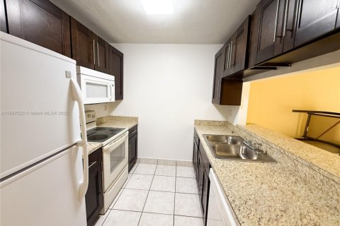 Condo in West Palm Beach, Florida, 2 bedrooms № 1821668 - photo 5