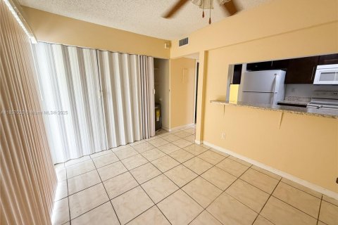 Condo in West Palm Beach, Florida, 2 bedrooms № 1821668 - photo 6