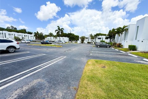 Condo in West Palm Beach, Florida, 2 bedrooms № 1821668 - photo 27