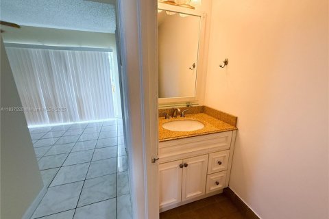 Condo in West Palm Beach, Florida, 2 bedrooms № 1821668 - photo 11