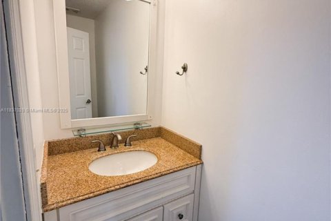 Condo in West Palm Beach, Florida, 2 bedrooms № 1821668 - photo 10