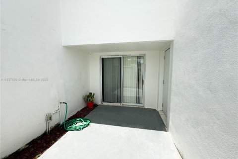 Condo in West Palm Beach, Florida, 2 bedrooms № 1821668 - photo 3