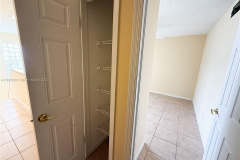 Condo in West Palm Beach, Florida, 2 bedrooms № 1821668 - photo 18