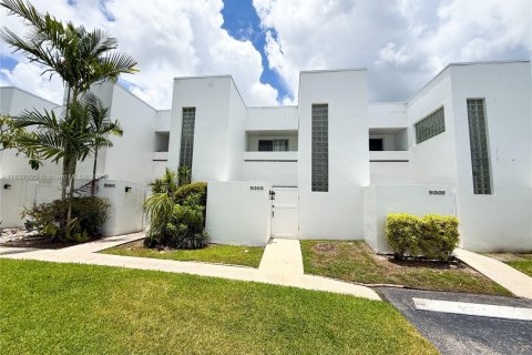 Condo in West Palm Beach, Florida, 2 bedrooms № 1821668 - photo 2