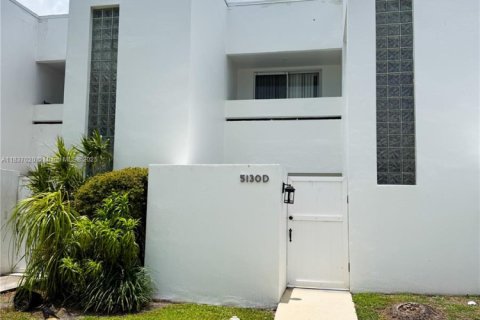 Condo in West Palm Beach, Florida, 2 bedrooms № 1821668 - photo 1