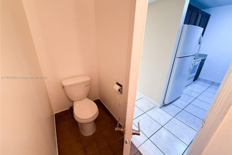 Condo in West Palm Beach, Florida, 2 bedrooms № 1821668 - photo 12