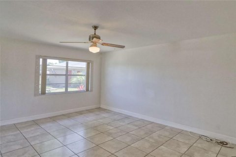 Condo in Sun City Center, Florida, 2 bedrooms  № 2113356 - photo 4