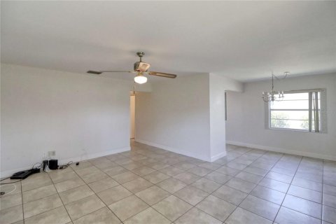 Condo in Sun City Center, Florida, 2 bedrooms  № 2113356 - photo 7