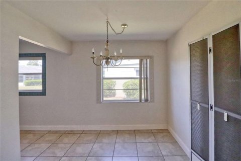 Condo in Sun City Center, Florida, 2 bedrooms  № 2113356 - photo 9