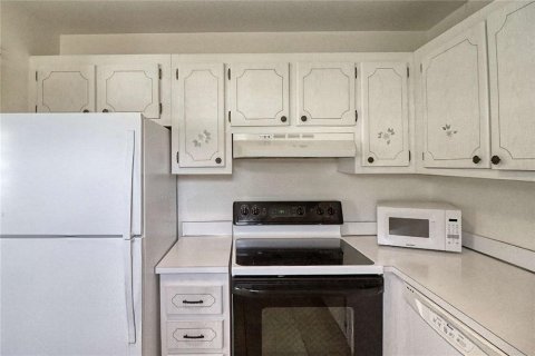Condo in Sun City Center, Florida, 2 bedrooms  № 2113356 - photo 12