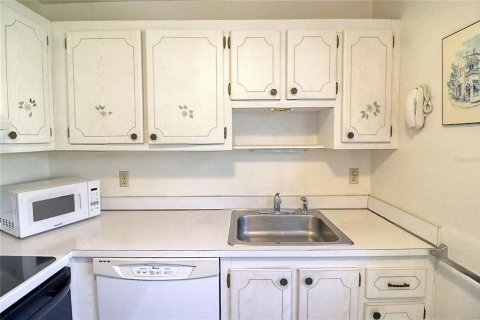 Condo in Sun City Center, Florida, 2 bedrooms  № 2113356 - photo 13