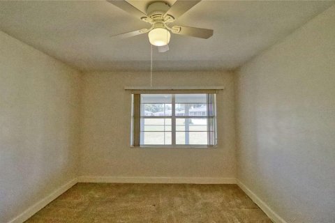 Condo in Sun City Center, Florida, 2 bedrooms  № 2113356 - photo 18