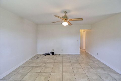 Condo in Sun City Center, Florida, 2 bedrooms  № 2113356 - photo 8