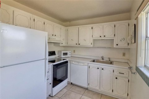 Condo in Sun City Center, Florida, 2 bedrooms  № 2113356 - photo 11