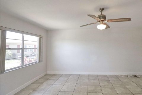 Condo in Sun City Center, Florida, 2 bedrooms  № 2113356 - photo 3