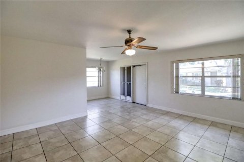 Condo in Sun City Center, Florida, 2 bedrooms  № 2113356 - photo 5
