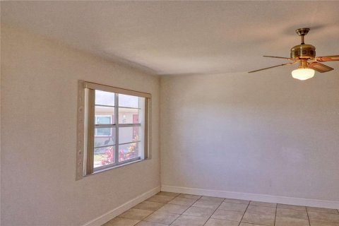 Condo in Sun City Center, Florida, 2 bedrooms  № 2113356 - photo 16