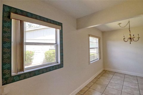 Condo in Sun City Center, Florida, 2 bedrooms  № 2113356 - photo 14