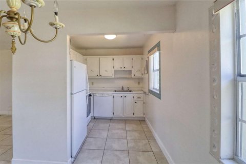 Condo in Sun City Center, Florida, 2 bedrooms  № 2113356 - photo 10