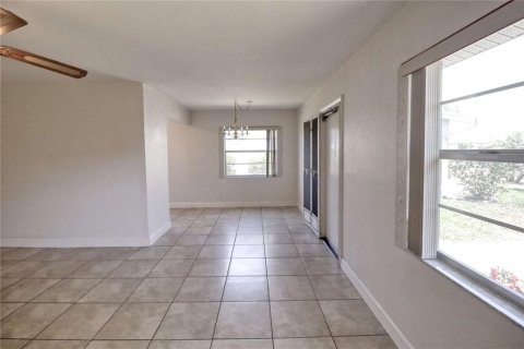 Condo in Sun City Center, Florida, 2 bedrooms  № 2113356 - photo 6