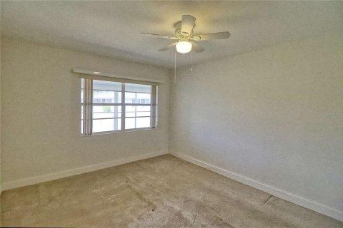 Condo in Sun City Center, Florida, 2 bedrooms  № 2113356 - photo 25