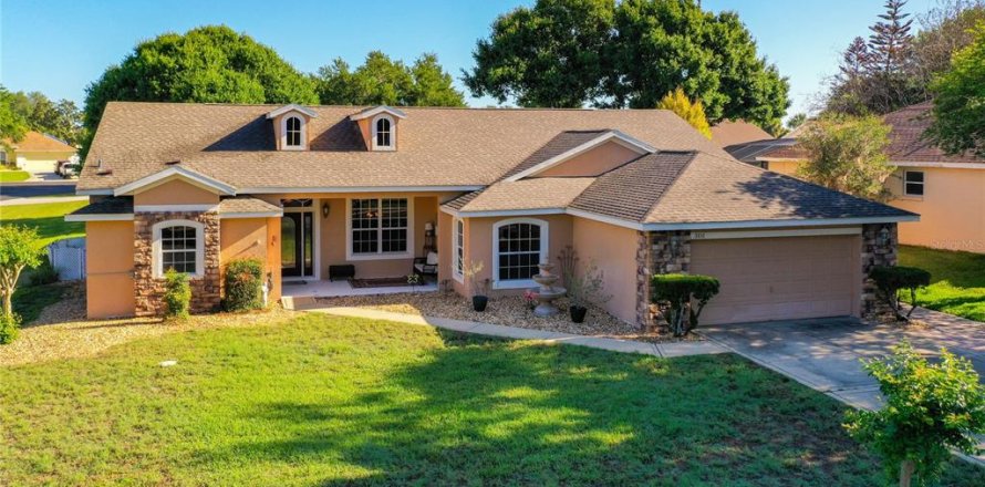 House in Eustis, Florida 3 bedrooms, 213.68 sq.m. № 2149027