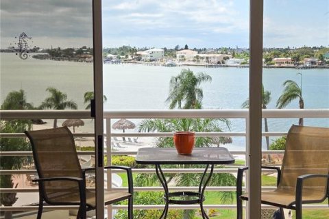 Condo à Saint Petersburg, Floride, 2 chambres  № 2115379