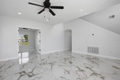House in Kissimmee, Florida 4 bedrooms, 272.2 sq.m. № 2411468 - photo 12