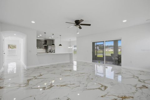House in Kissimmee, Florida 4 bedrooms, 272.2 sq.m. № 2411468 - photo 14