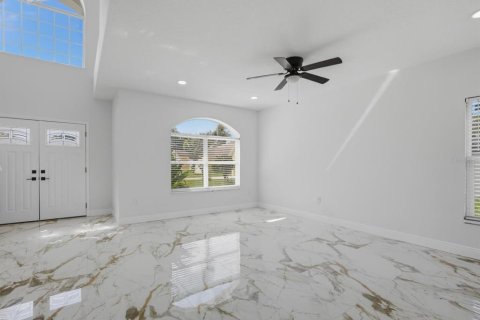 House in Kissimmee, Florida 4 bedrooms, 272.2 sq.m. № 2411468 - photo 10
