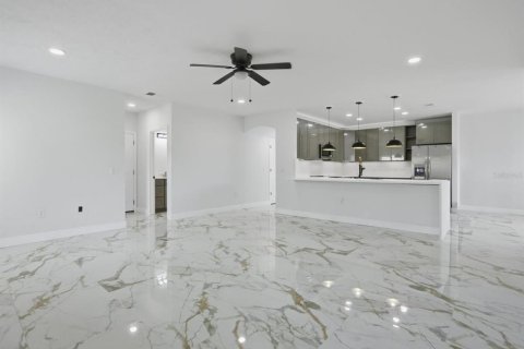 House in Kissimmee, Florida 4 bedrooms, 272.2 sq.m. № 2411468 - photo 15
