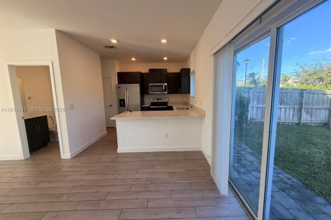 Touwnhouse à vendre à Miami, Floride: 3 chambres № 2059932 - photo 5