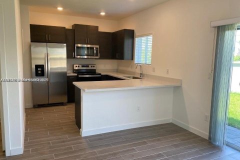 Touwnhouse à vendre à Miami, Floride: 3 chambres № 2059932 - photo 4