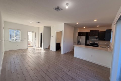 Touwnhouse à vendre à Miami, Floride: 3 chambres № 2059932 - photo 2