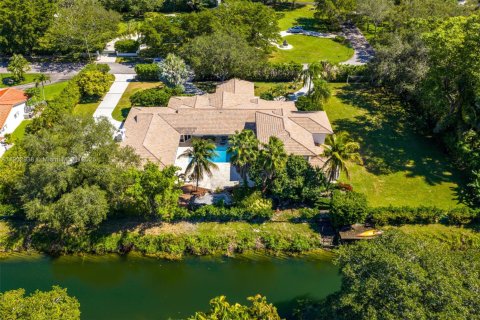 Villa ou maison à vendre à Pinecrest, Floride: 6 chambres, 496.38 m2 № 1955845 - photo 1