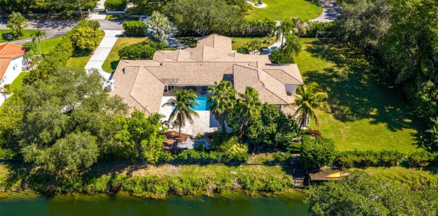 Villa ou maison à Pinecrest, Floride 6 chambres, 496.38 m2 № 1955845
